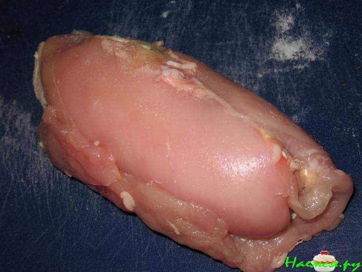 Рулет из куриной грудки с фисташками