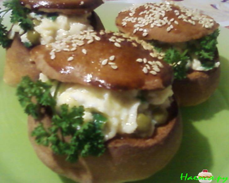 Яичница-болтунья в булочках