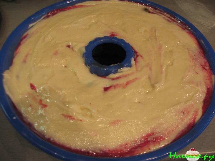 Бисквитный пирог с клюквой и творогом