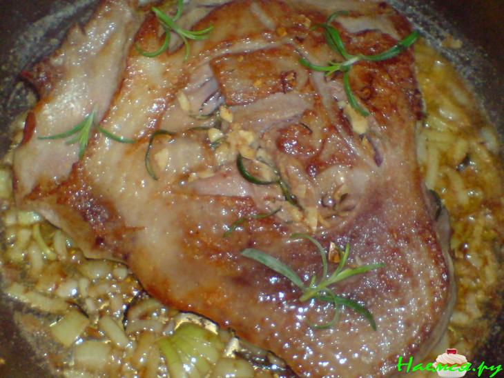 Голень индейки, тушенная в вине с розмарином