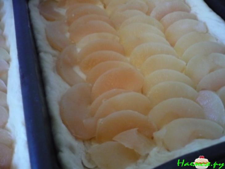 Дрожжевой пирог с яблоками под сметанной заливкой