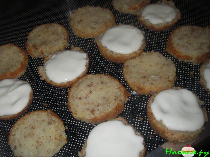 Творожно-миндальные пирожные с клубникой