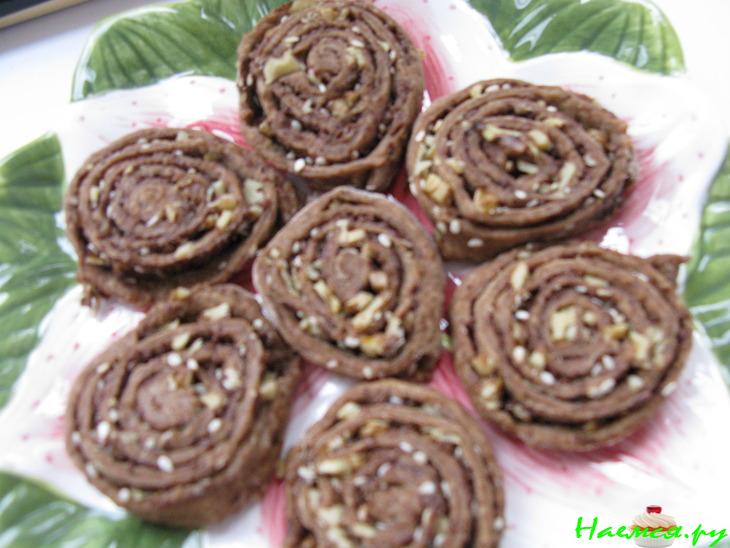 Шоколадное печенье с орехами, кунжутом и шоколадом