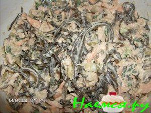 Салат с морской капустой и зеленым горошком