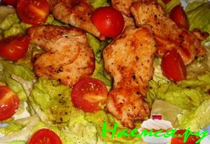 Салат с куриными грудками и дипом из авокадо