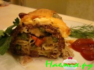 Мясной рулет с макаронами и овощами Мясной рулет с макаронами и овощами