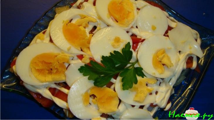 Салат из селедки с помидором, луком и яйцом