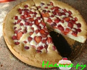 Песочный пирог с клубникой