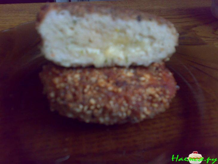 Котлетки с начинкой из ананаса под ореховой корочкой