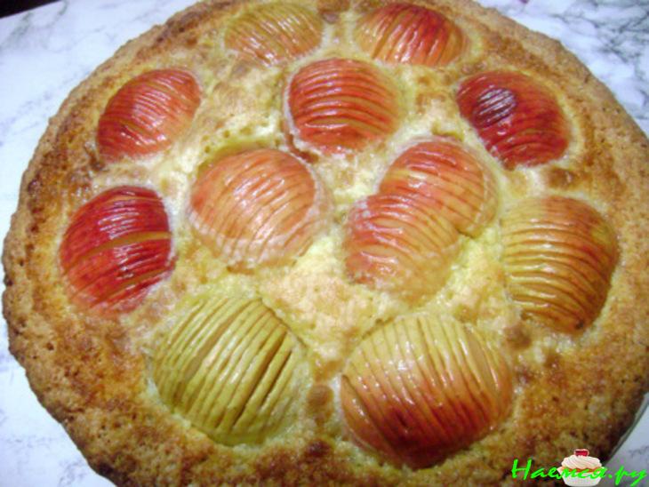 Яблочный заливной пирог