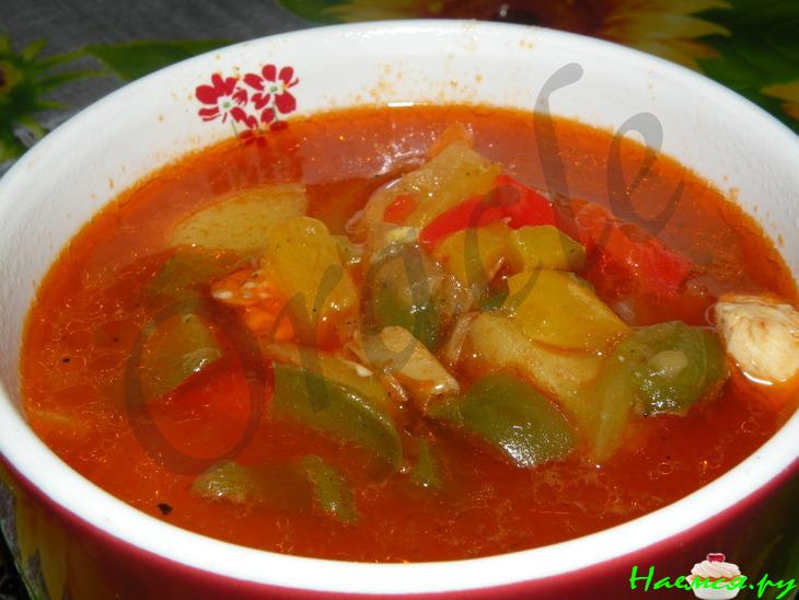 Гуляш куриный «Светофор» с красным, желтым и зеленым перцем