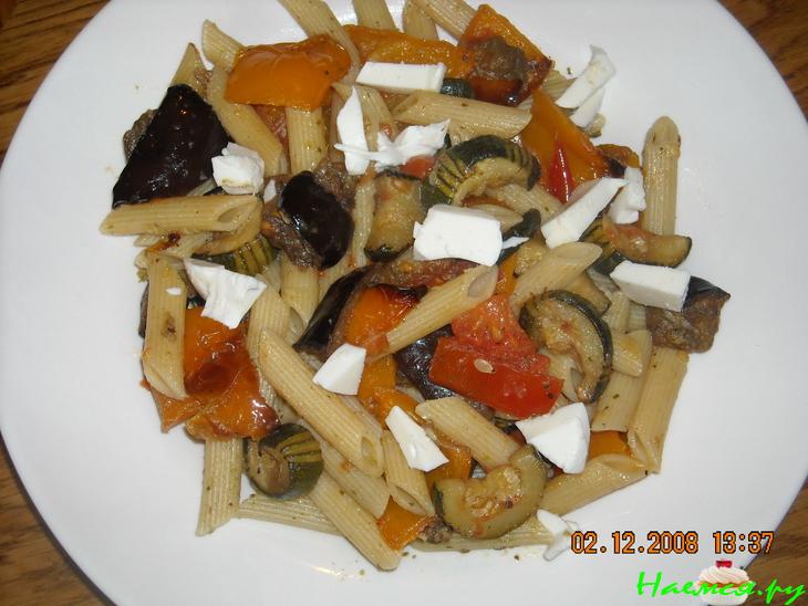 Салат из макарон с овощами и песто