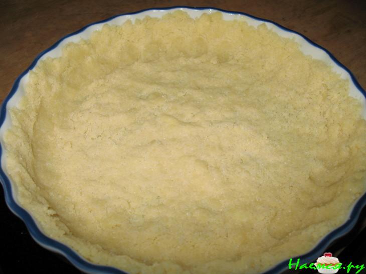 Штрейзельный пирог с клубникой, ревенем и миндалем Штрейзельный пирог с клубникой, ревенем и миндалем