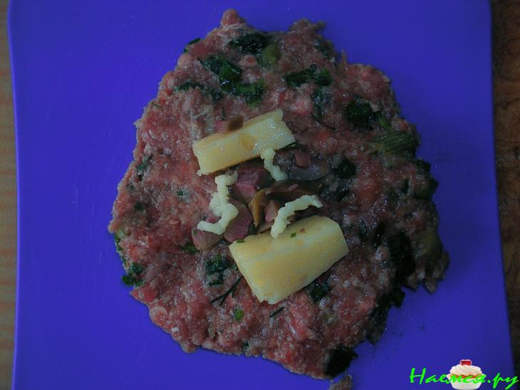 Котлеты с начинкой из оливок с сыром