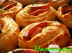 Слоеные "улитки" с колбасой