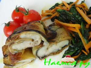 Рулет из белой рыбы в баклажане с гарниром из шпината