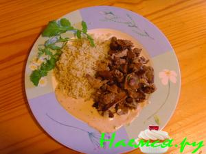 Кинуа с лисичками и со свиной вырезкой под белым соусом