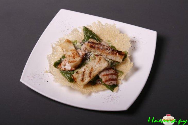 Салат "Цезарь" с чесноком и пармезаном