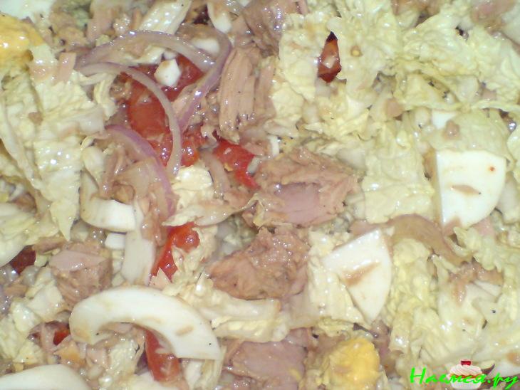 Лодочки из пекинской капусты с салатом из тунца Лодочки из пекинской капусты с салатом из тунца