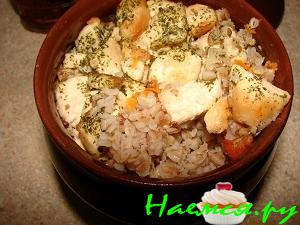 Курочка и гречка, приготовленные в горшочке