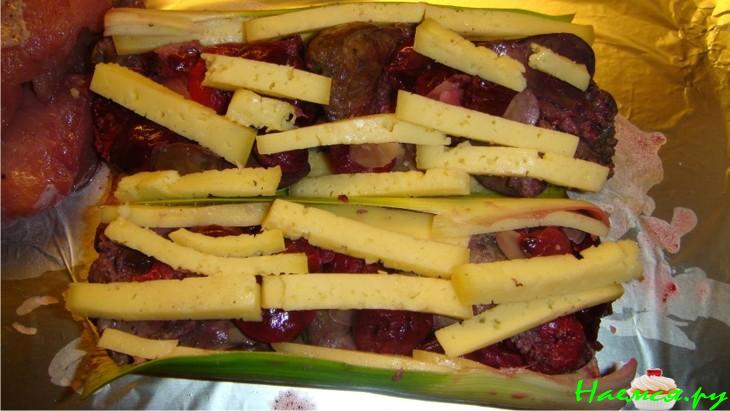 Свиной окорок с куриной печёнкой и вишней