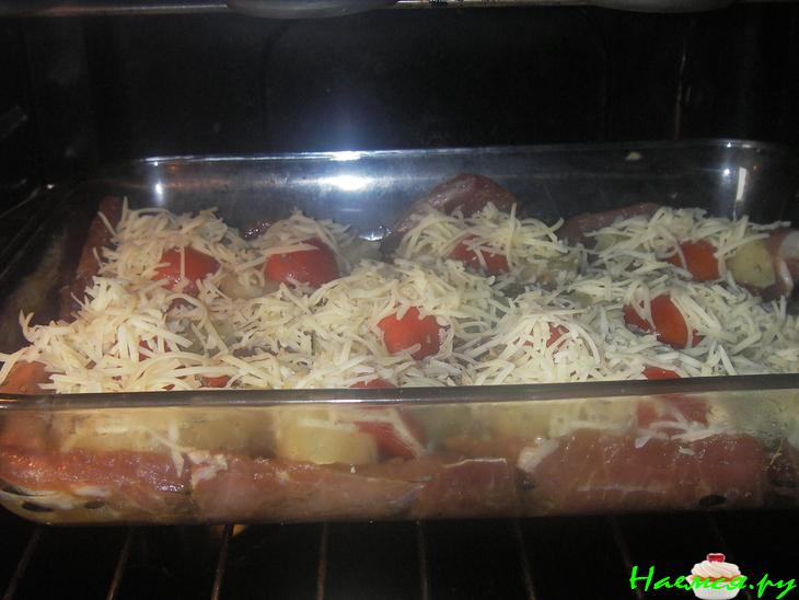 Свинина, запеченная с ананасами и помидорами черри