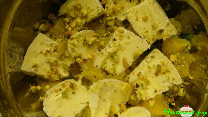 Салат из авокадо с сыром и клубникой