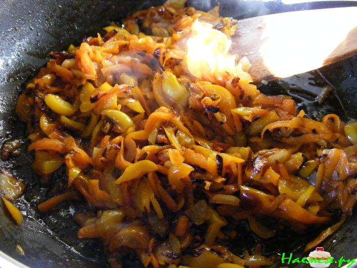 Перец фаршированный рисом и фаршем в сметанно-томатном соусе