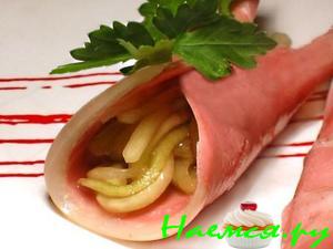 Ветчинные рулетики с салатом из огурцов