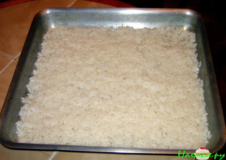 Рыбная запеканка с рисом и помидором