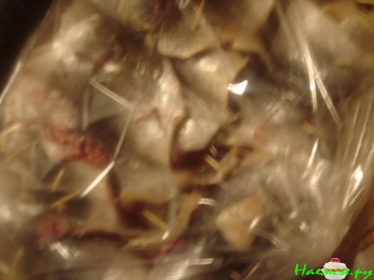 Запеченные рулетики из свежей сельди с брусникой