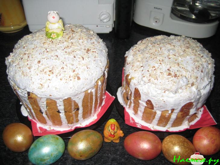 Кулич с курагой, миндалем и изюмом