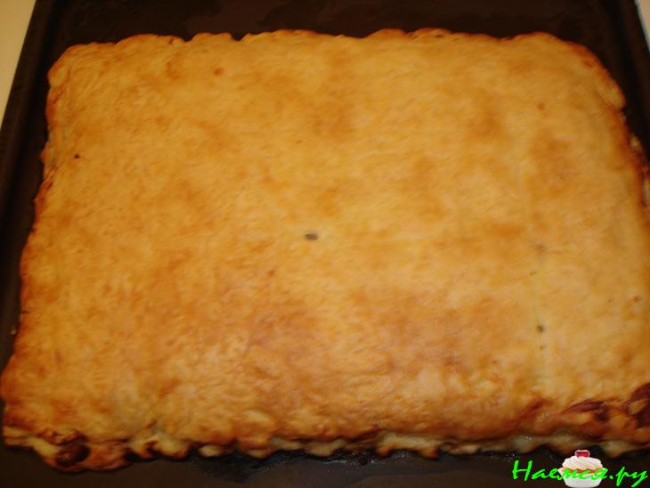 Пирог из слоёного теста с курицей луком и сыром Пирог из слоёного теста с курицей луком и сыром