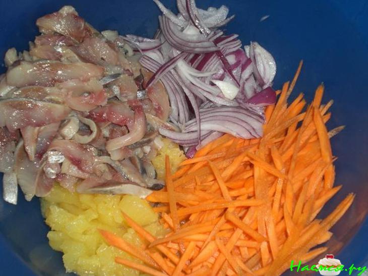 Сельдь с сельдью и ананасами