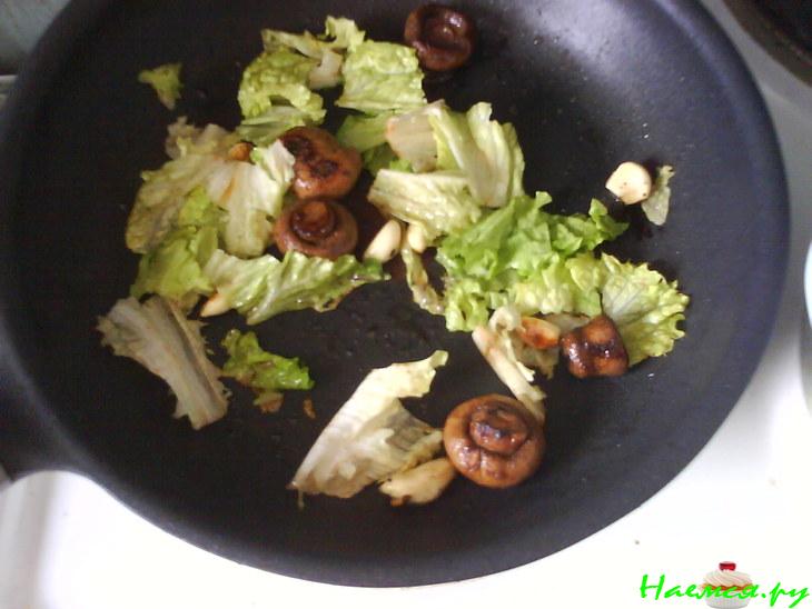 Птичка под мхом