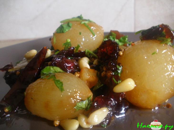 Маленькие луковички, в вине, чесноке и с пряностями Маленькие луковички, в вине, чесноке и с пряностями