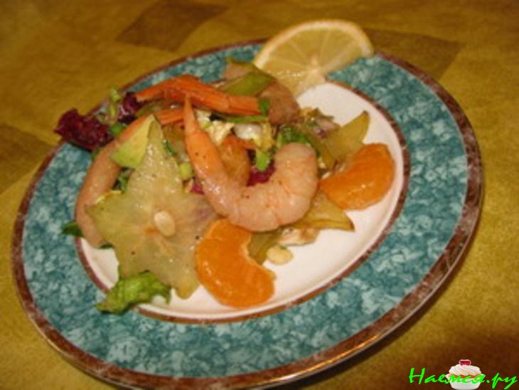 Салат с фруктами и креветками под клубничным соусом