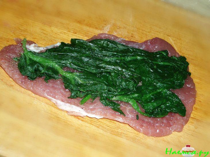 Мясные пальчики со шпинатом и сливочным соусом