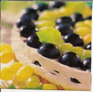 Нежный корж с ягодами винограда