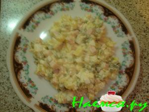 Мясной салат с горошком