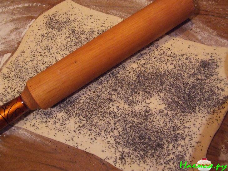 Закусочный пирог из слоеного теста с курицей, брынзой и сушеной мятой