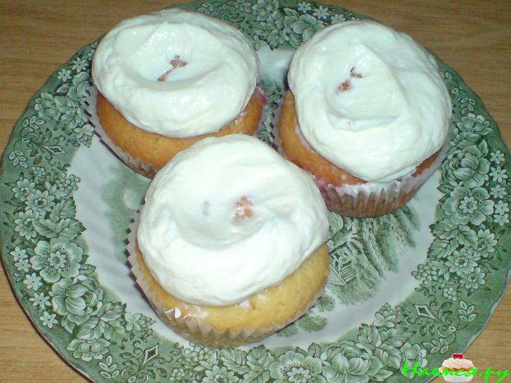 Маффины с 'шапкой' из Маскарпоне и клубничным пюре