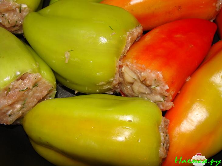 Перцы фаршированные в сливочно-грибной подливке