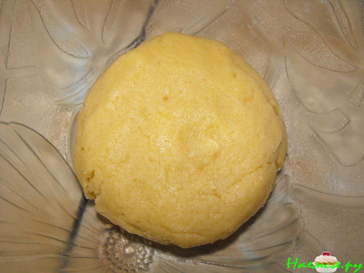 Открытый вишневый пирог с миндалем