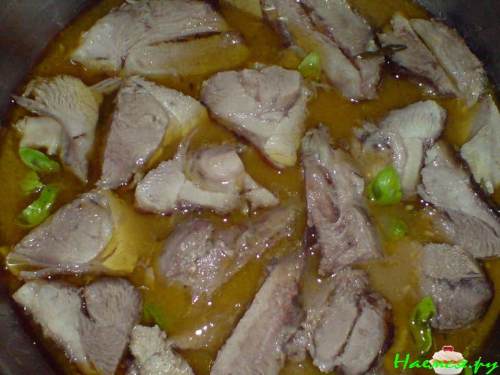 Голень индейки, тушенная в вине с розмарином