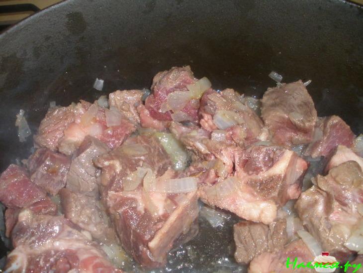 Говядина с перловой крупой и горчично-сырными кнедликами