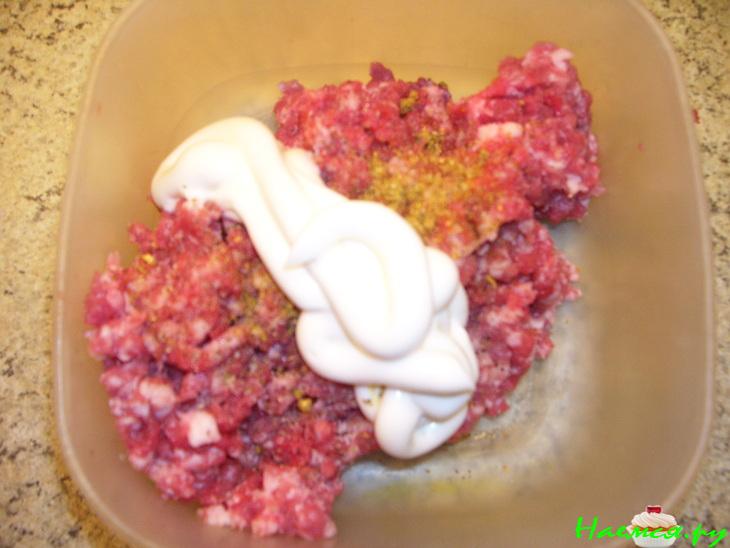 Гречаники мясные в творожно-чесночном соусе