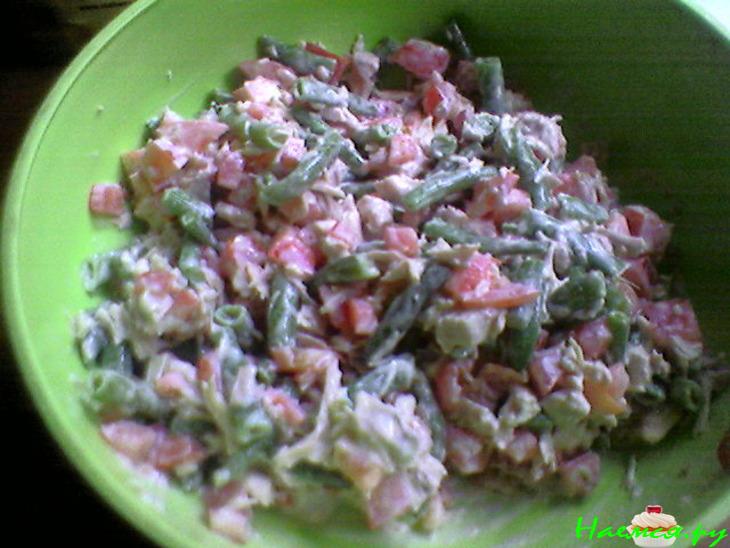 Салат с курицей и фасолью