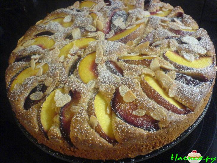 Ореховый пирог со сливами и персиками