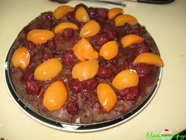 Фруктовый торт с шоколадными орешками